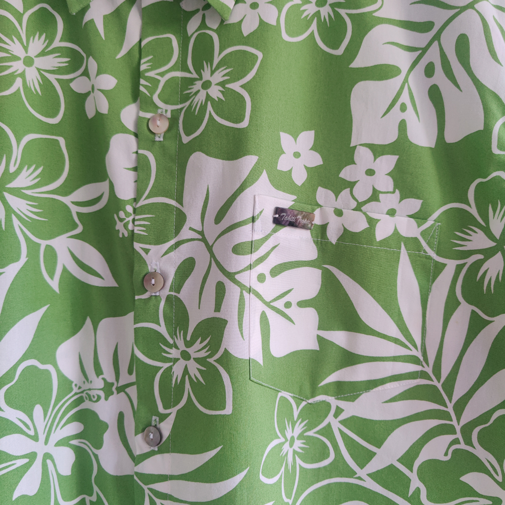 Chemise polynésienne Manéa, hibiscus et fougères de Tahiti