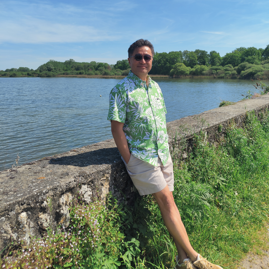Chemise polynésienne Manéa, hibiscus et fougères de Tahiti