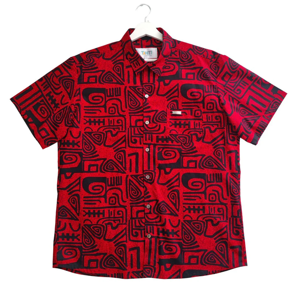 Chemise tahitienne rouge et noir, motifs tatouages traditionnels polynésiens.