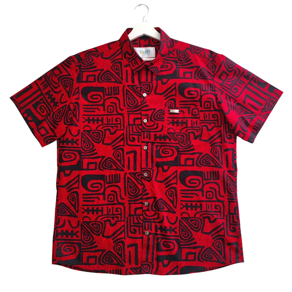 Chemise tahitienne rouge et noir, motifs tatouages traditionnels polynésiens.