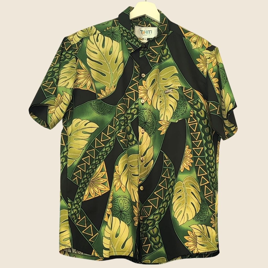 Chemise tahitienne tatouages traditionnels vert Aitonui Natura. Chemise en coton manches courtes, tissu tahitien et boutons en nacre. Edition limitée