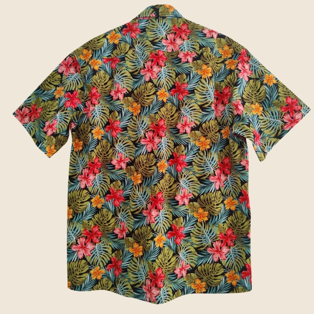 Chemise tahitienne hibiscus rose et orange sur fond noir. Chemise en coton manches courtes, vue de dos, en tissu tahitien et boutons en nacre. Edition limitée