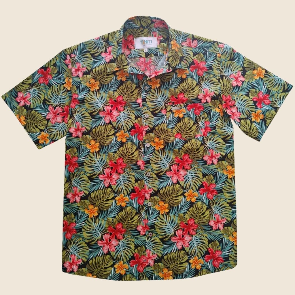 Chemise tahitienne hibiscus rose et orange sur fond noir. Chemise en coton manches courtes, vue de face, en tissu tahitien et boutons en nacre. Edition limitée