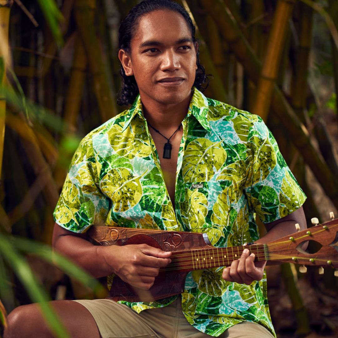 Chemise tahitienne Terii natura, motifs monstera vert, logo et boutons en nacre de Tahiti