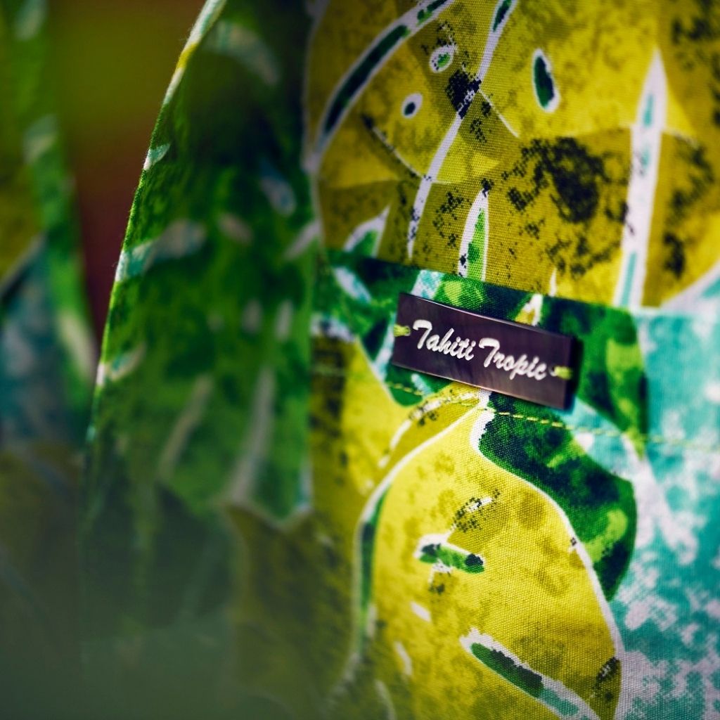 Chemise tahitienne Terii natura, motifs monstera vert, logo et boutons en nacre de Tahiti