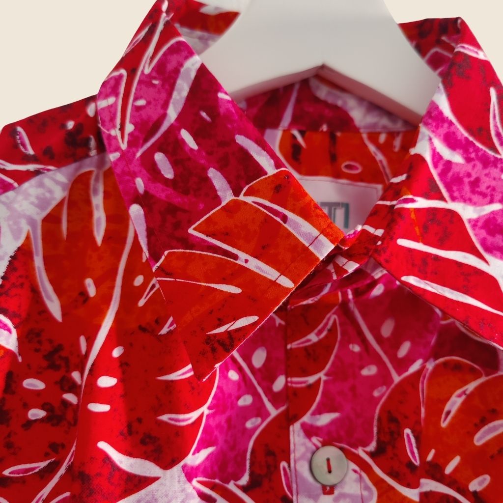 Chemise tahitienne en coton Terii Mahana monstera rouge, logo et boutons en nacre de Tahiti, détails du col