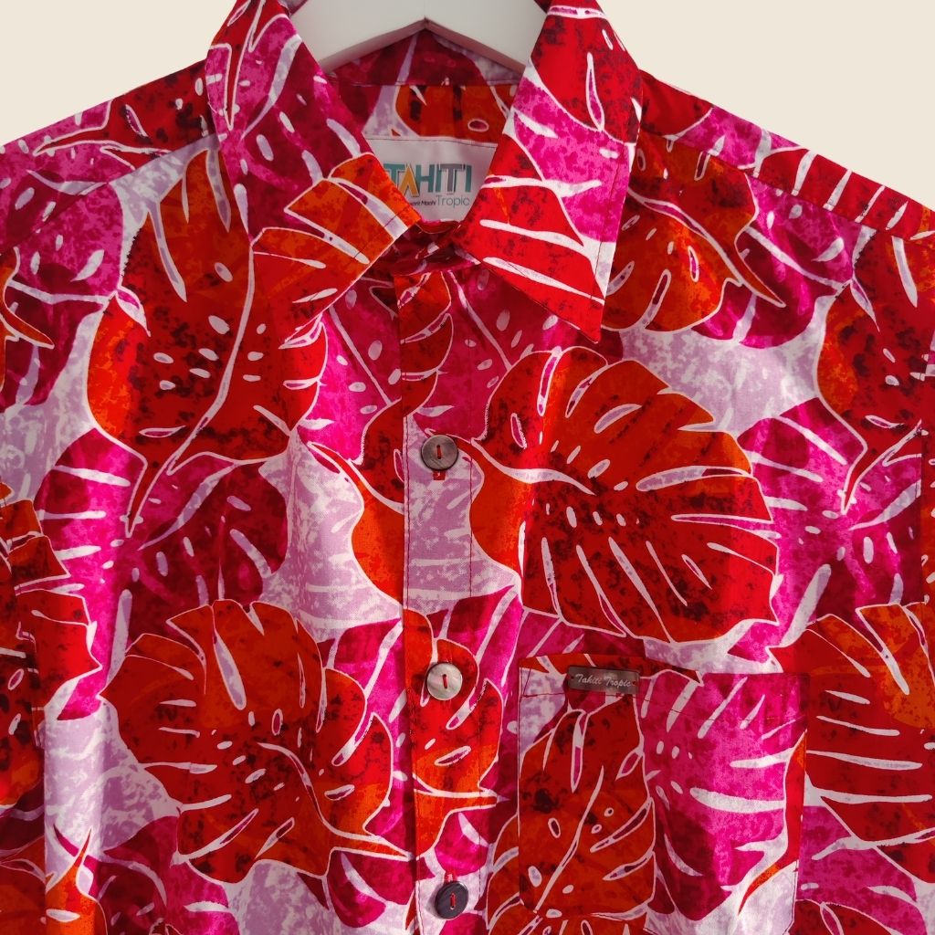 Chemise tahitienne en coton Terii Mahana monstera rouge, logo et boutons en nacre de Tahiti 