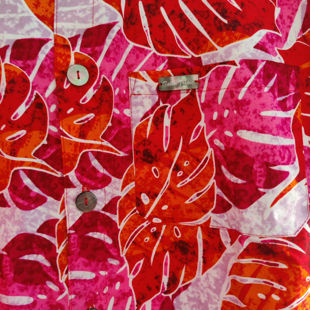Chemise tahitienne en coton Terii Mahana monstera rouge, logo et boutons en nacre de Tahiti