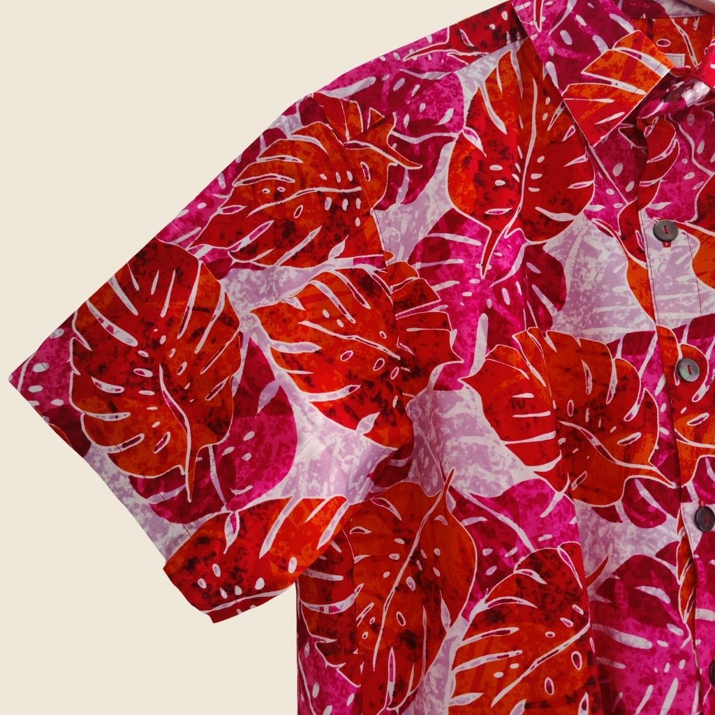 Chemise tahitienne en coton Terii Mahana monstera rouge, logo et boutons en nacre de Tahiti, détail de la manche