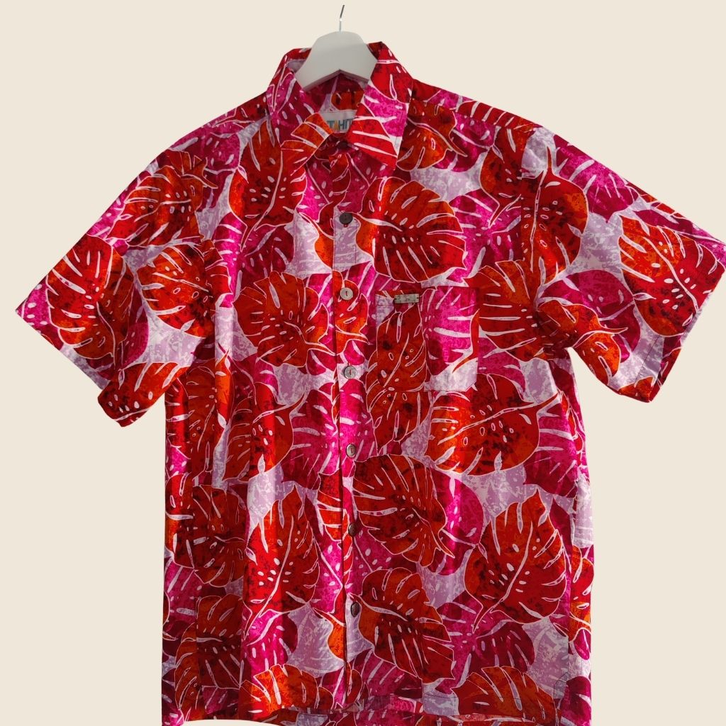 Chemise tahitienne en coton Terii Mahana monstera rouge, logo et boutons en nacre de Tahiti
