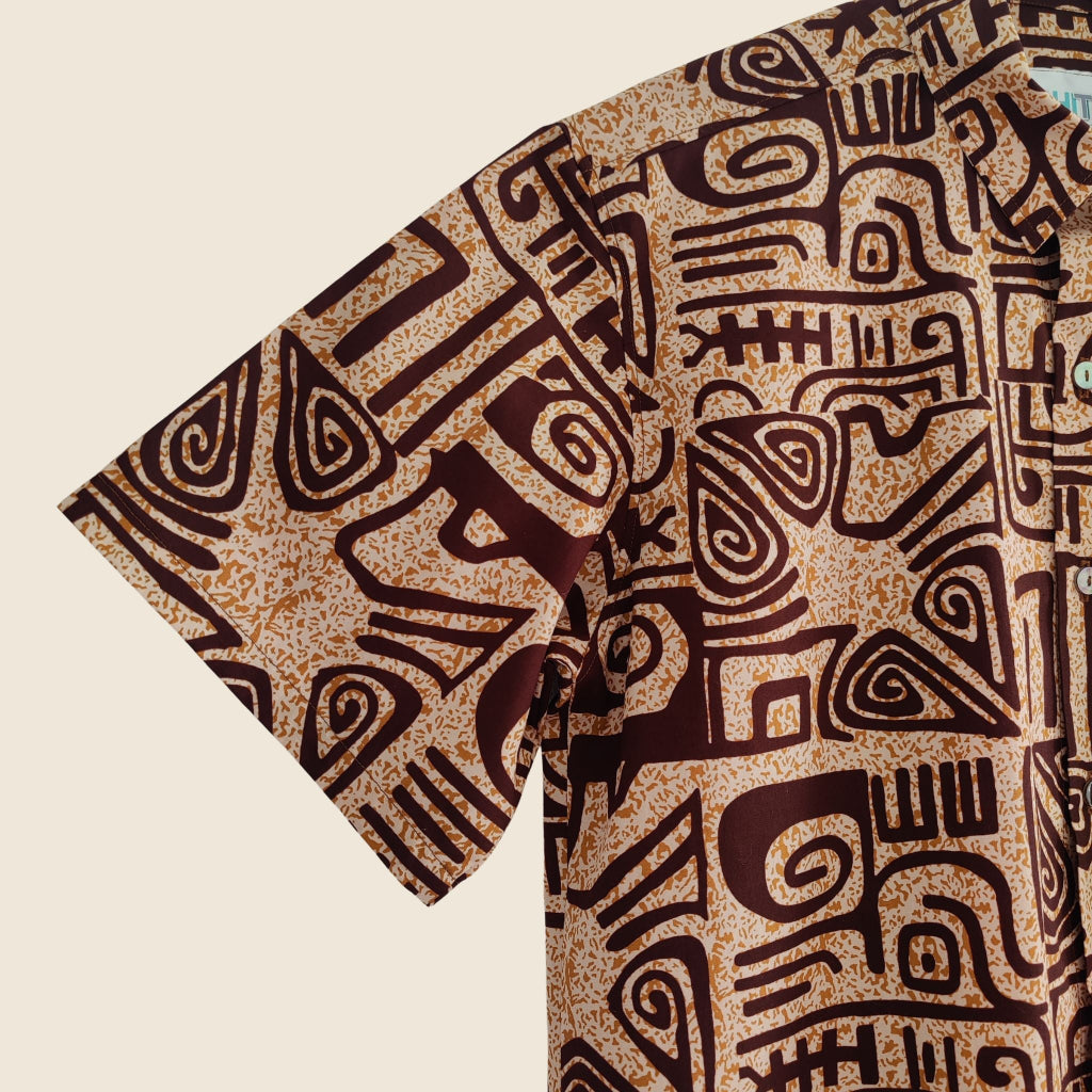 Chemise tahitienne en coton, motifs tatouages traditionnels, marron et beige, détails de la manche