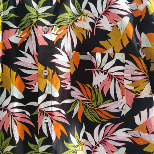 Détail chemise tahitienne TAHITI TROPIC, tissu tropical, boutons nacre, poche poitrine.