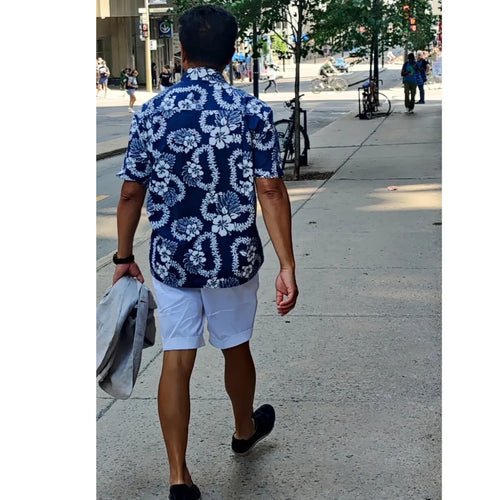 Homme portant la chemise polynésienne Tiaré Auté en ville - style décontracté élégant