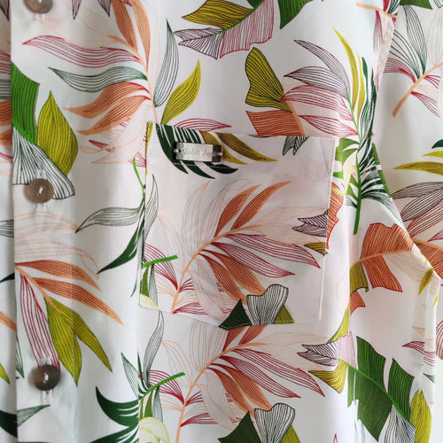 Chemise tahitienne blanche motif tropical multicolore, boutons nacre, détail poche, Tahiti Tropic