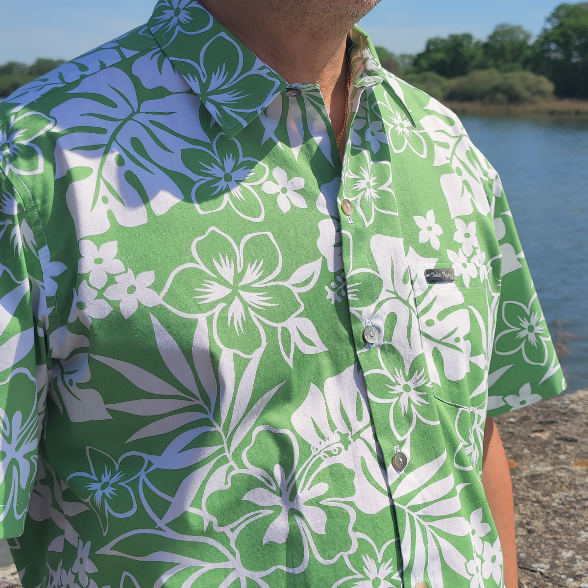 Chemise polynésienne Manéa, hibiscus et fougères de Tahiti