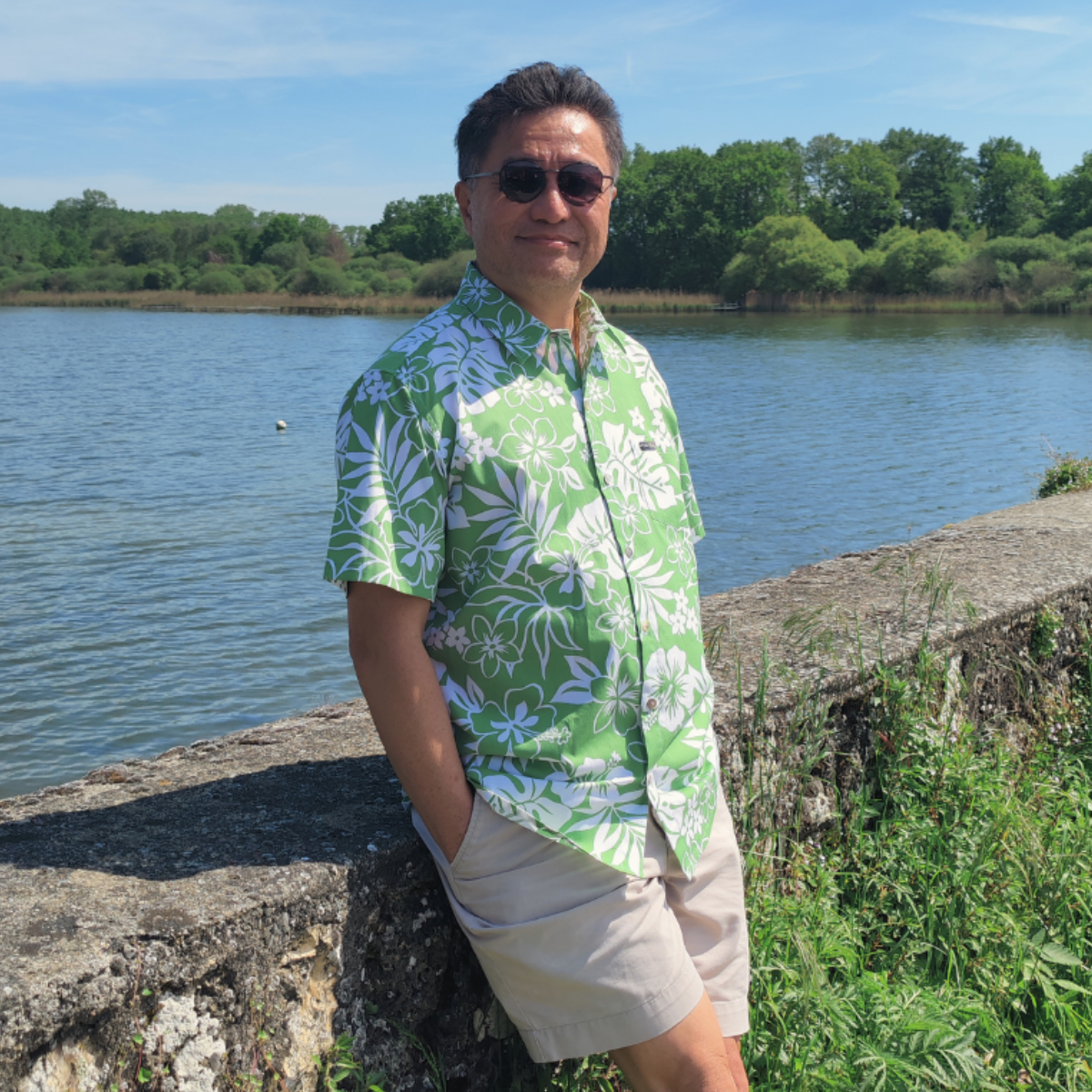 Chemise polynésienne Manéa, hibiscus et fougères de Tahiti