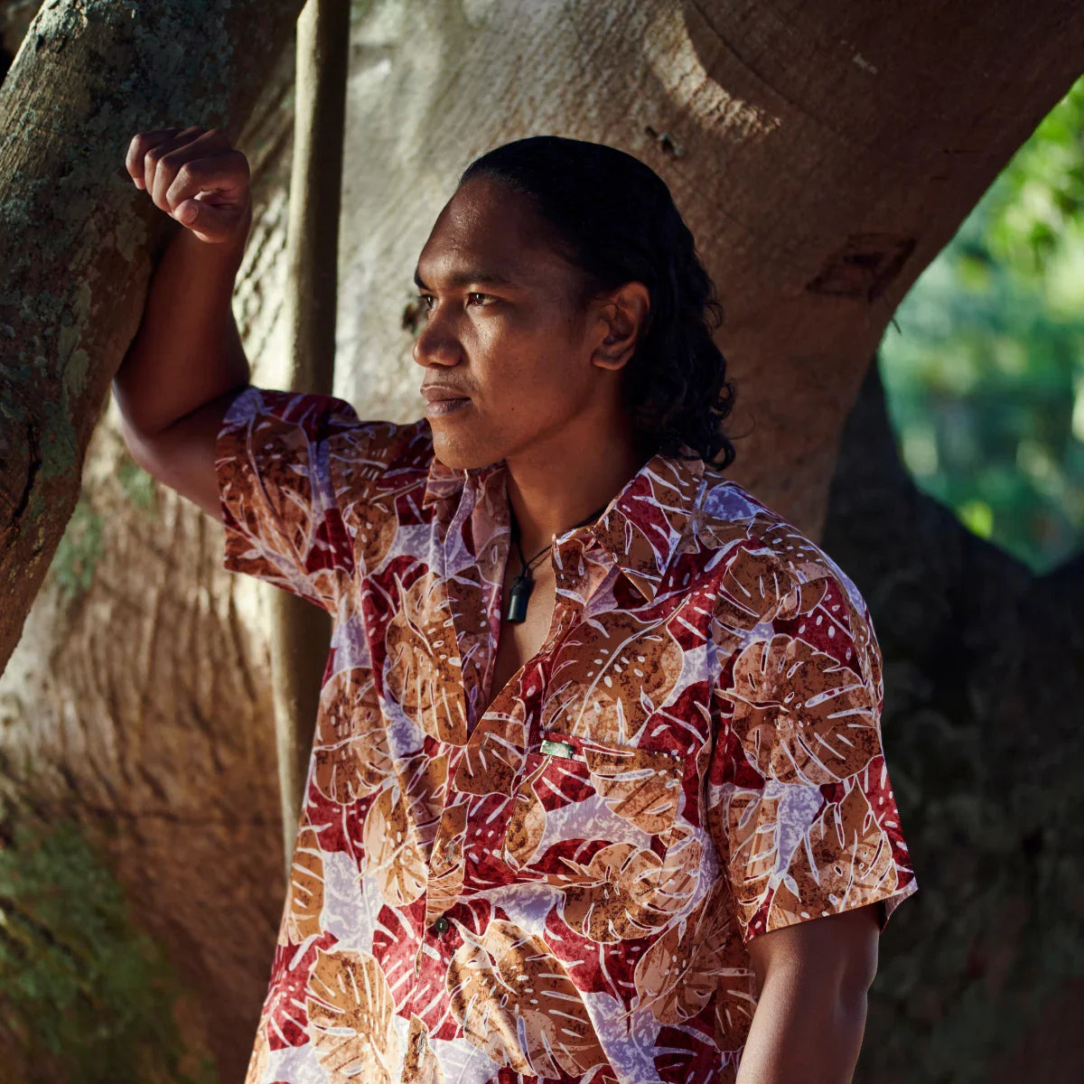 Chemise tahitienne homme en coton, tissu tahitien monstera marron et gris, Teri'i Fénua - Edition limitée