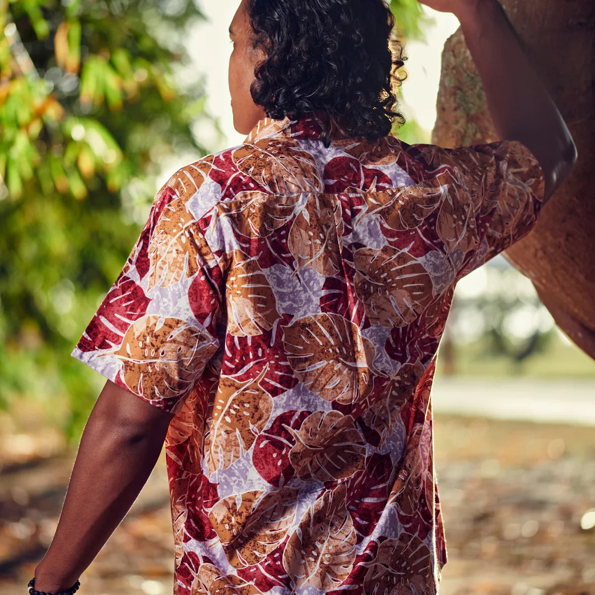 Chemise tahitienne homme en coton, tissu tahitien monstera marron et gris, Teri'i Fénua - Edition limitée