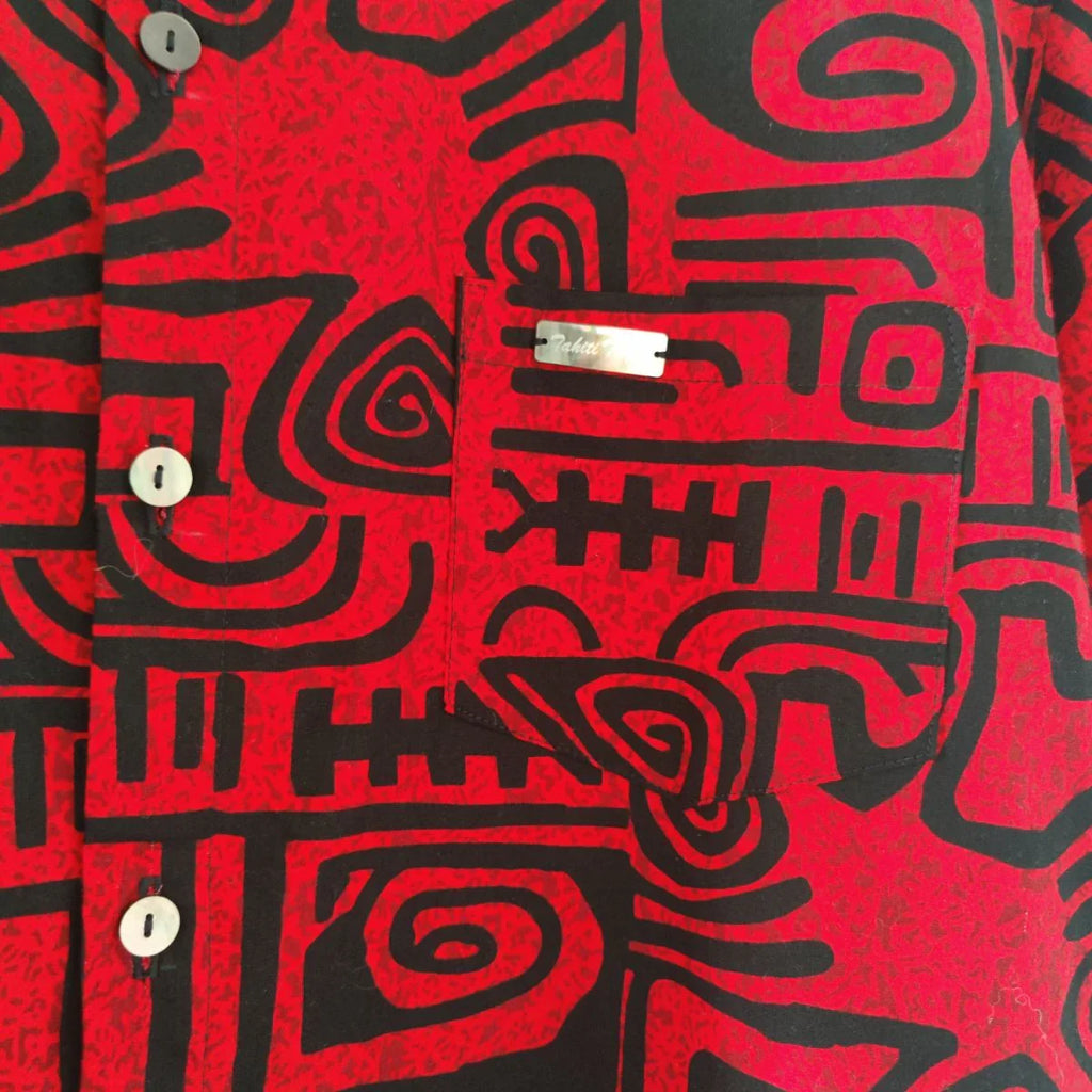 Détail chemise tahitienne rouge à motifs noirs, boutons en nacre, tissu polynésien TAHITI TROPIC